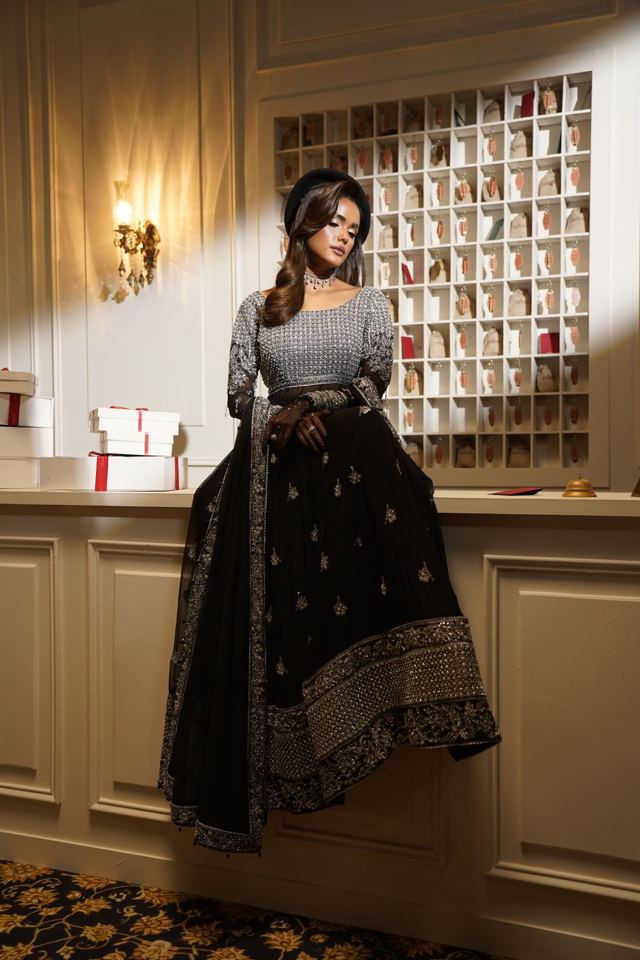 Mehtab Embellished Velvet Lehenga